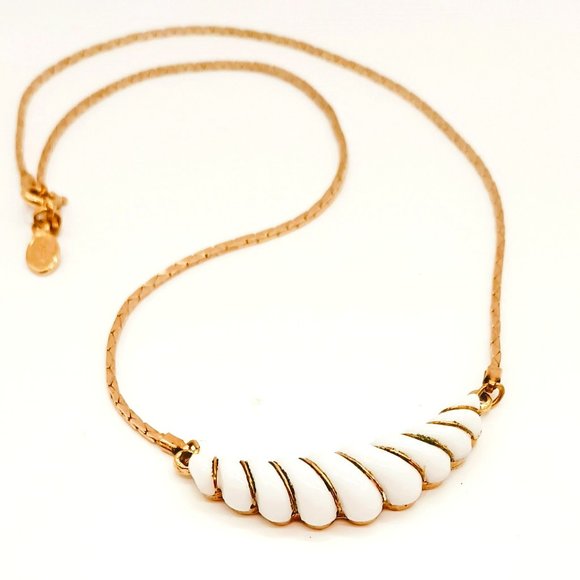 Avon 80's Gatsby Collection Necklace 16" Vintage White Scalloped Swirl Gold Tone - Picture 1 of 7